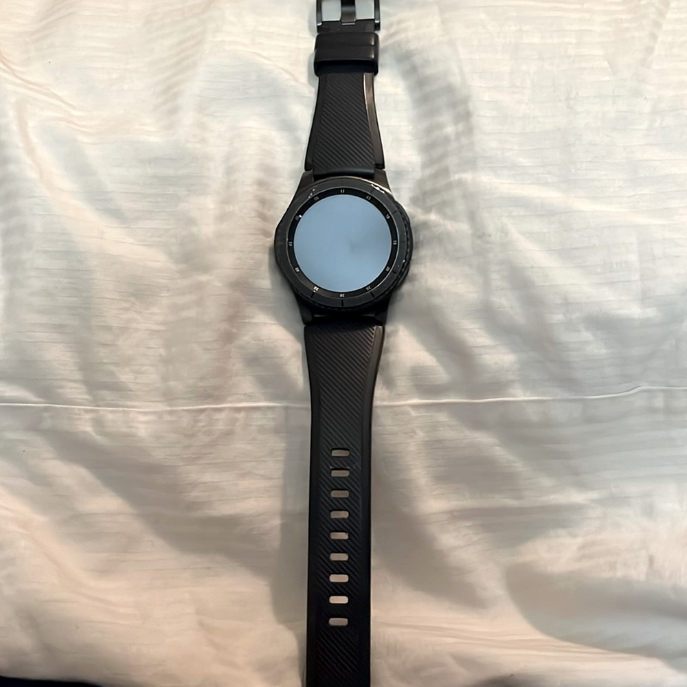 Samsung gear S3 Frontier. Great condition comes with a charger.